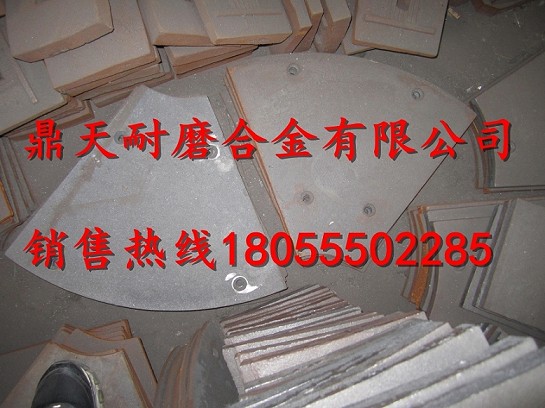 山東建機(jī)750砼攪拌機(jī)口襯板、中葉片、側(cè)刮刀生產(chǎn)廠商
